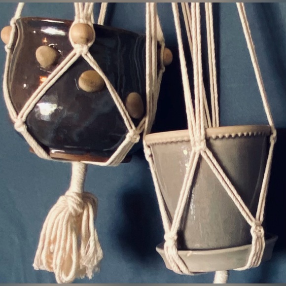 🪴Like New-2 Cream Macrame Pot/Plant Hangers-& 2 One Of A Kind Pottery Planters - Picture 11 of 16